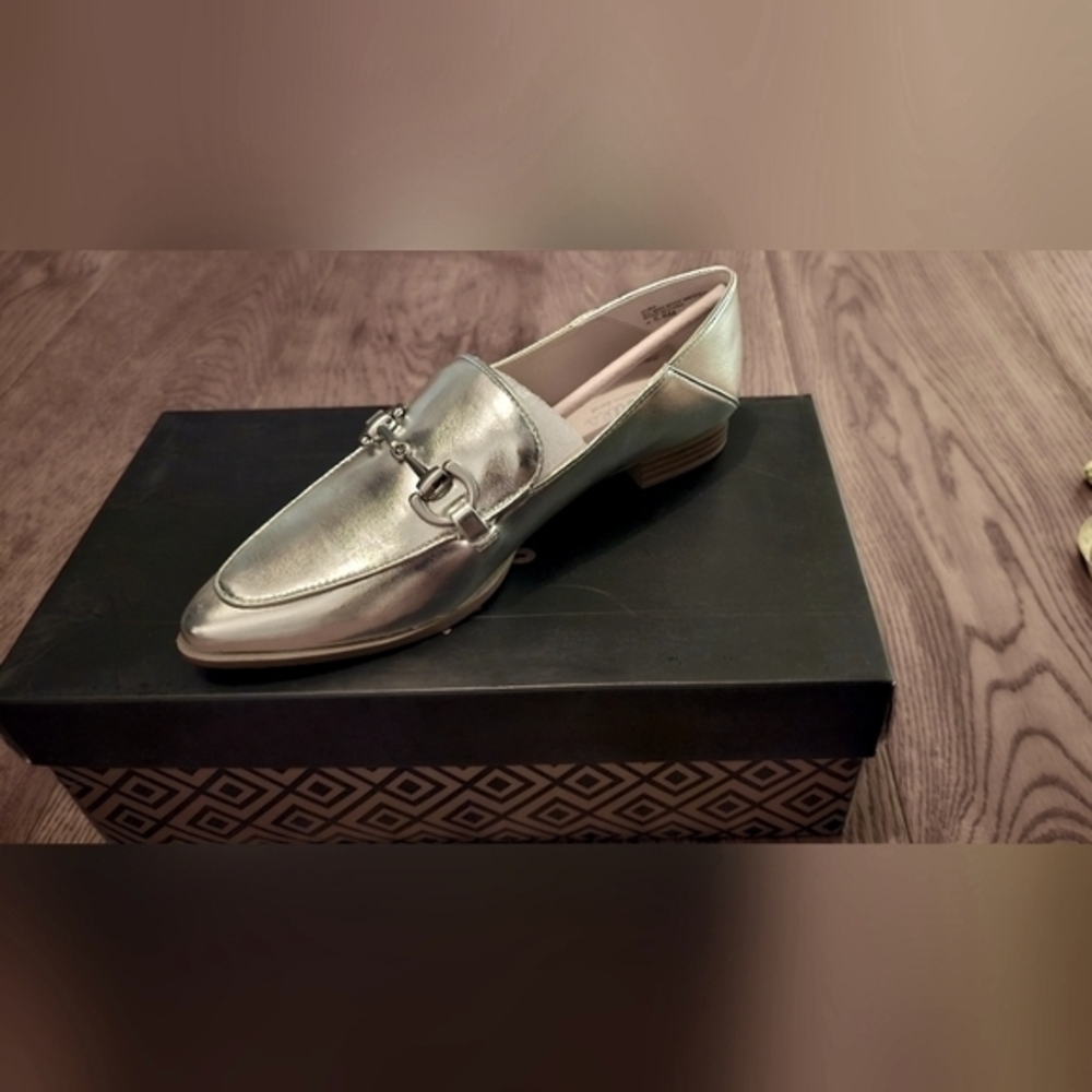 Brand New Charles by Charles David Silver Loafers – Size 5.5M